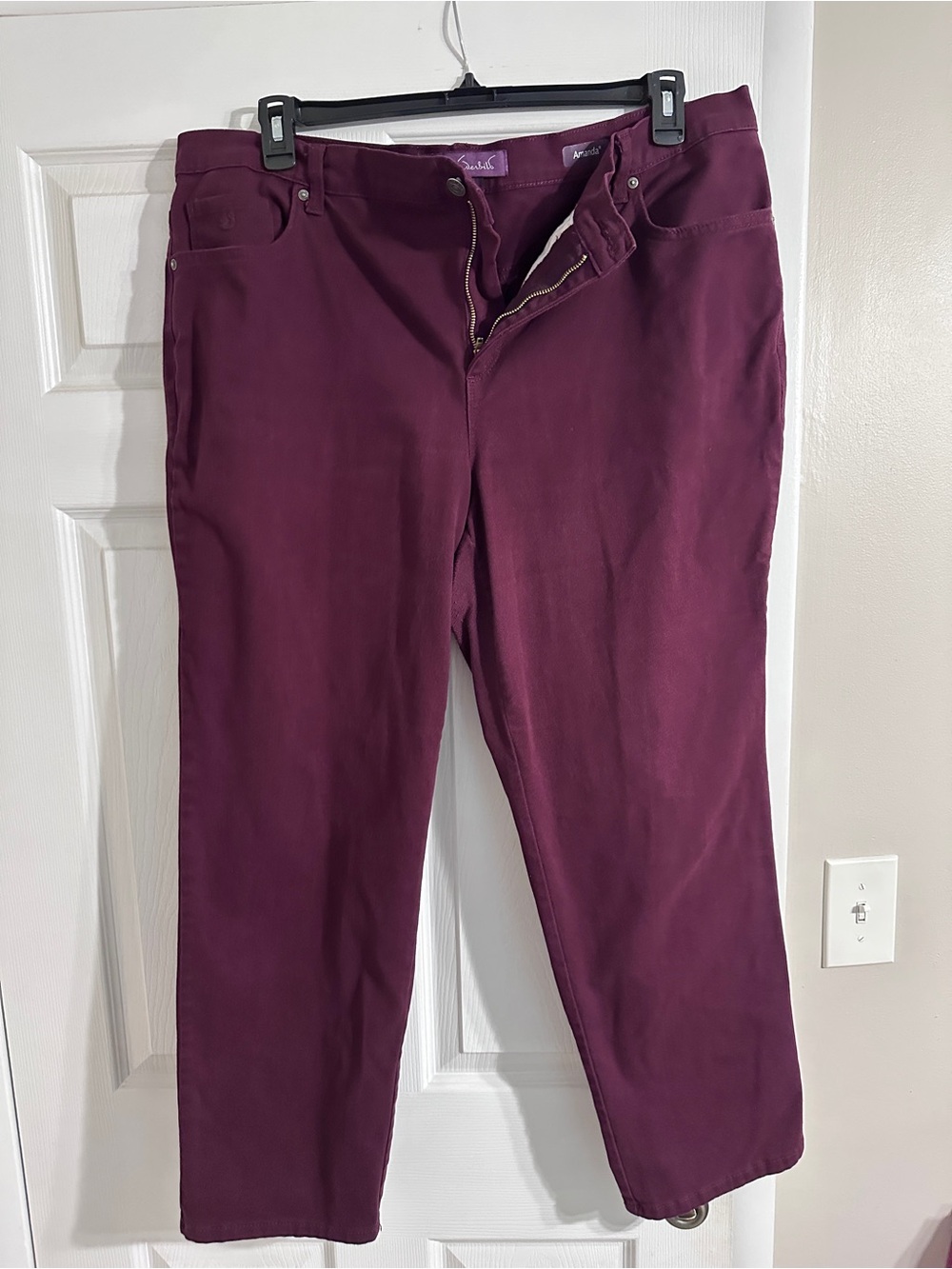 Gloria Vanderbilt Women's Plum Straight-Leg Jeans